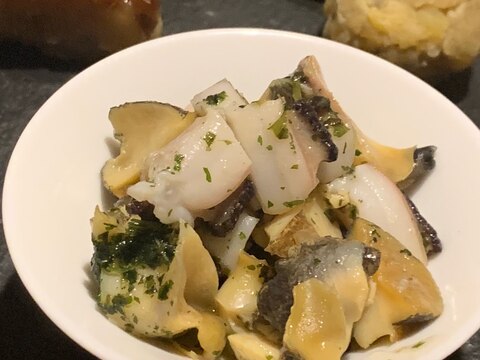 お酒がすすむ、つぶ貝とタコの大葉エスカルゴバター